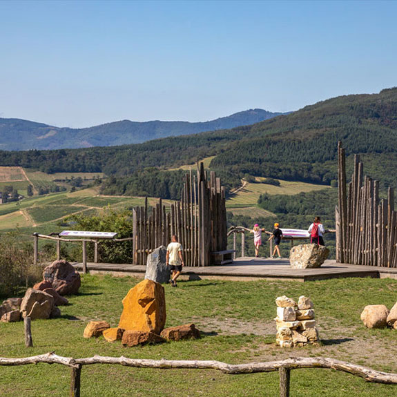 Image Mont Brouilly, un site emblématique labellisé Géopark par l’Unesco.